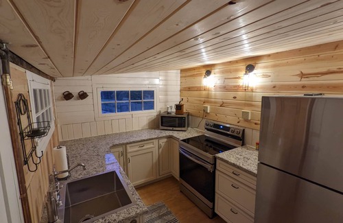 Hopewell House | The Lodge: Restored Rustic 2 Bedroom On The River