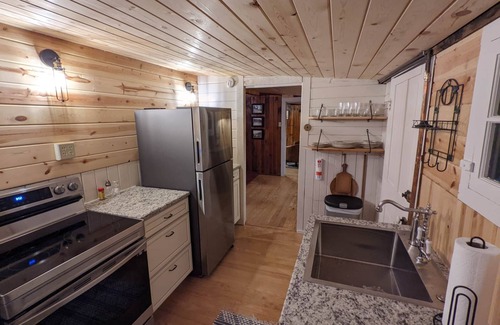 Hopewell House | The Lodge: Restored Rustic 2 Bedroom On The River