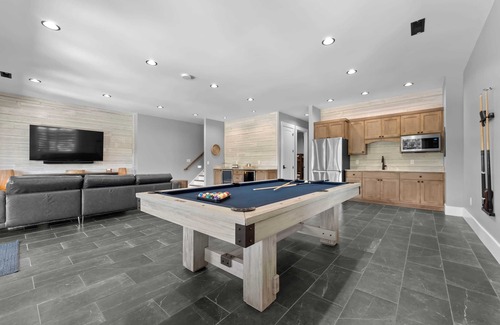 Lake Norman of Catawba Cottage | The Lodges Avantstay Lakefront, Sleeps 66 Pools, Docks, Theaters, Views