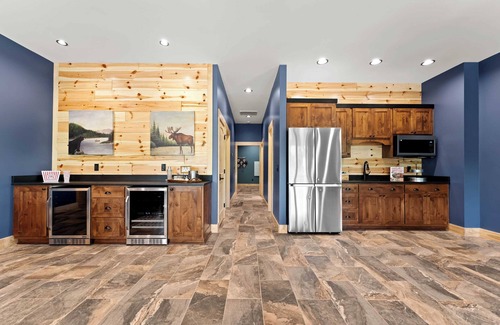 Lake Norman of Catawba Cottage | The Lodges Avantstay Lakefront, Sleeps 66 Pools, Docks, Theaters, Views