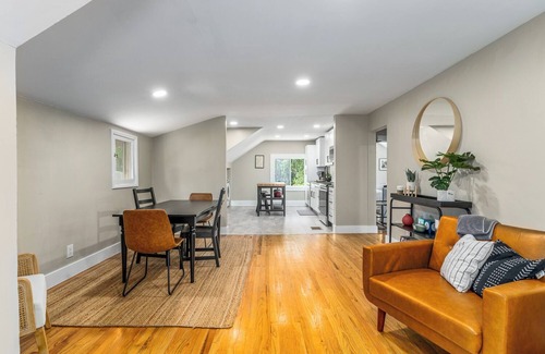 Cliff - Cannon House | The Loft on 13th~Modern & Cozy!