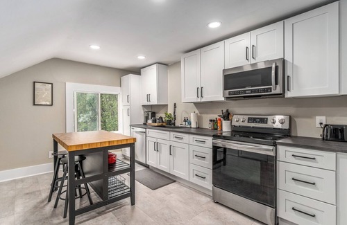 Cliff - Cannon House | The Loft on 13th~Modern & Cozy!