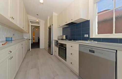 Battery Point Apartment | The Lollyshop Apartment in Battery Point