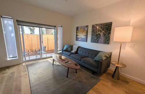 Johns Landing Condo | The LuLu Belle - Charming and Modern 2BR, 2.5B Condo John's Landing, Portland