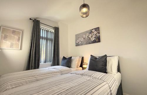 Northampton Apartment | 'The Luxury Snug' - A Charming Modern Luxury 2-Bed Flat with Parkview - Free Parking