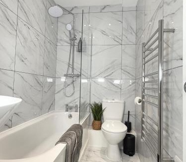 Northampton Apartment | 'The Luxury Snug' - A Charming Modern Luxury 2-Bed Flat with Parkview - Free Parking