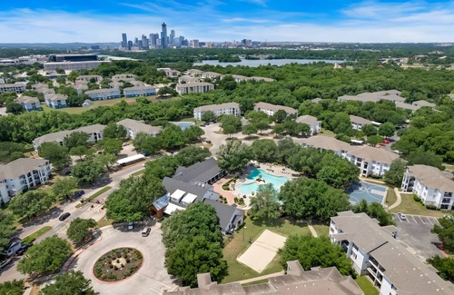 Pleasant Valley Apartment | The Magenta - Bold Design + Prime Location + Sleeps 12 + Amenities