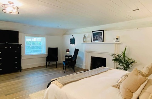 Fayetteville Bed & Breakfast | The Magnolia Room , 1840 Farmhouse Near Jack Daniels - The Hopestead B&B