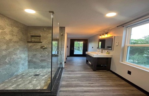 Ellsworth Cabin | The Mahoning River Lodge Container with hot tub
