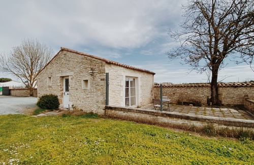 Prisse-la-Charriere House | The Maisonnette - Up to 2 people