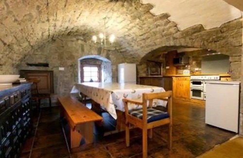 Airth House | The Manor at Plane Castle - Sleeps 8 - Pets Ok