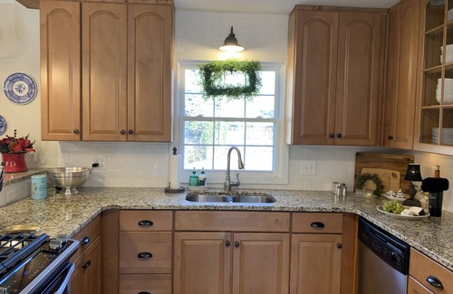 Warm Springs House | The Manse at Warm Springs - 5 bdrm, pet friendly, 1 mi from Warm Springs Pools