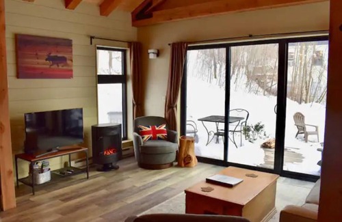 West Hartford Cottage | “The Maple Moose”, modern cabin near Woodstock