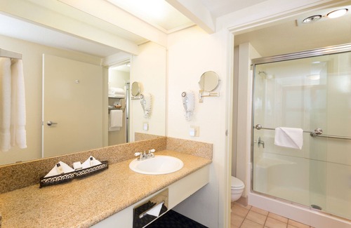 San Leandro Hotel | The Marina Inn on San Francisco Bay