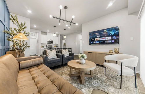 Bryan Condo | The Mark, B/CS - Luxurious 2BD/2BA condo 5 min from Downtown Bryan - New Listing