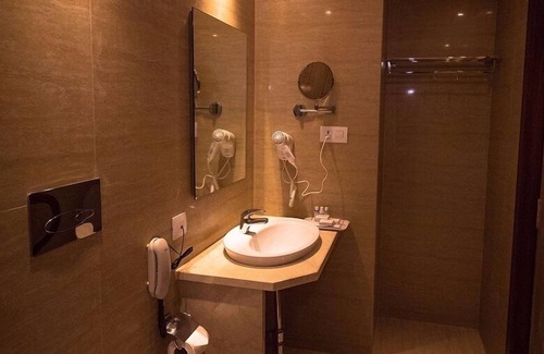 Lake Town Hotel | The Maureen