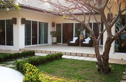 Puk Tian Villa | The Memory - 4 Bedrooms Beachfront Pool Villa