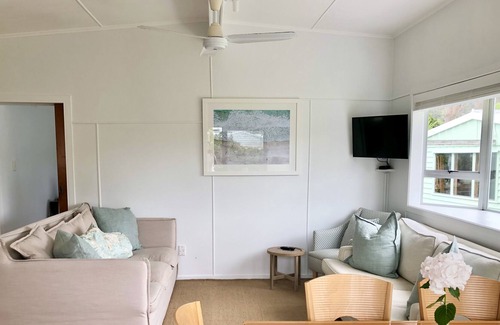 Oneroa Cottage | The Mint Cottage - Stroll to Oneroa beach
