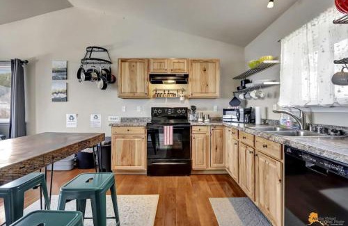 Rabbit Creek Apartment | The Mountain Top Escape w/Scenic Views & Trails