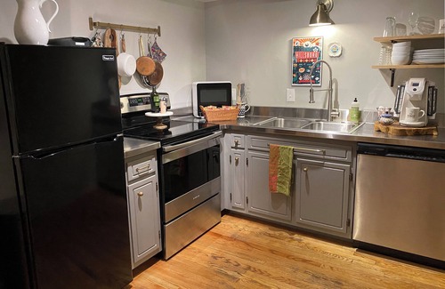 Hillsboro West End Condo | "The Nashville Local" in Hillsboro Village, walk to Vandy & Belmont Universities