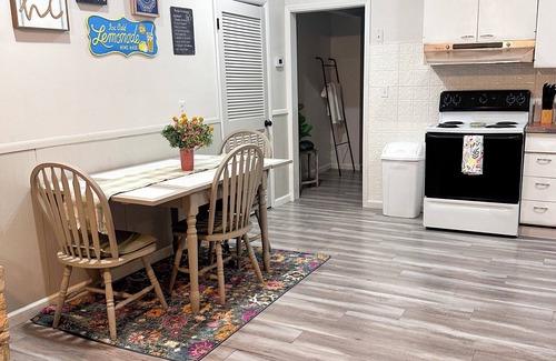 Taylorville Apartment | The Nest is a cozy 2-bedroom apartment on the Downtown Taylorville Square.