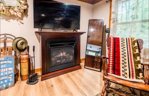East Stroudsburg House | The Nook Lodge - cabin with hot tub at Shawnee and Camelback Mtn