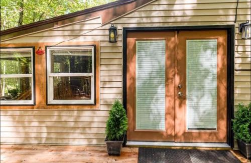 East Stroudsburg House | The Nook Lodge - cabin with hot tub at Shawnee and Camelback Mtn
