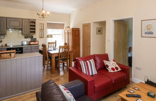 Tansley Apartment | THE OAK APARTMENT, pet friendly, character holiday cottage in Tansley