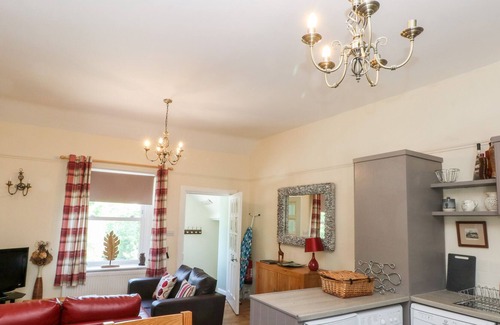 Tansley Apartment | THE OAK APARTMENT, pet friendly, character holiday cottage in Tansley