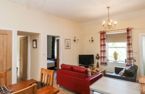 Tansley Apartment | THE OAK APARTMENT, pet friendly, character holiday cottage in Tansley