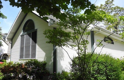 South Haven House | The Oak Street Beach House, 1/2 block from the public Oak Beach
