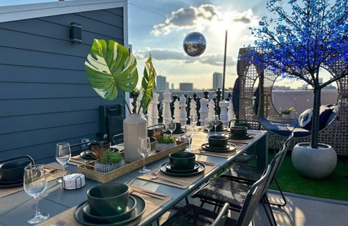 South Central Houston House | The Oasis Checkmate HTX Rooftop