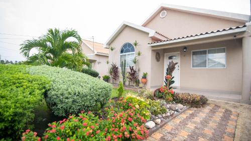Kingston House | The Oasis II, Caymanas Country Club