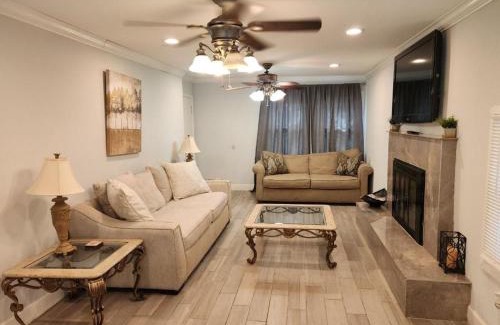 Murray Hill House | ☆The Oasis in Murray Hill☆ -sleeps 8- WiFi- Cozy