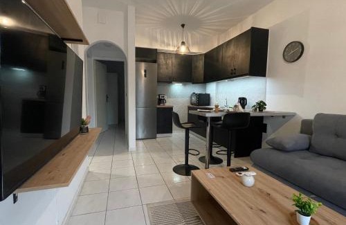 Nea Alikarnassos Apartment | The Obsidian Suite , next to Heraklion Airport