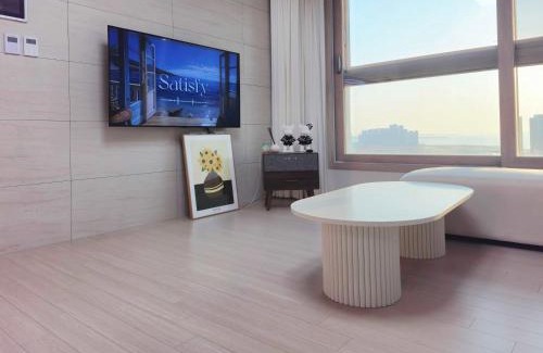 Yeonsu-gu Apartment | The Ocean Loft 3Room