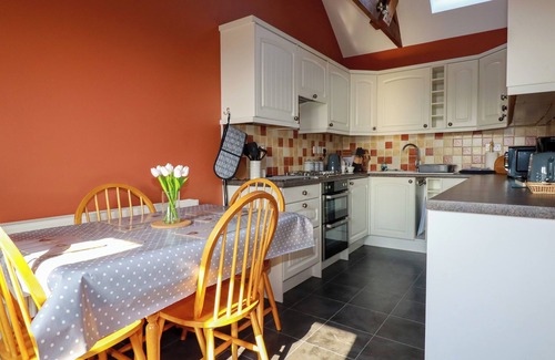 Par Cottage | THE OLD MILKING PARLOUR, family friendly, with a garden in Par