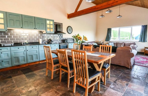 Overton-on-dee Cottage | THE OLD NURSERY, family friendly, with a garden in Bangor-On-Dee