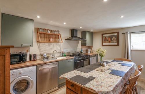 Alton Barnes House | The Old Tack Room - Uk49233