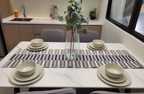 Mont Kiara Apartment | The OOAK Kiara 163 2R2B with 500 Mbps WiFi Netflix Amazon Prime