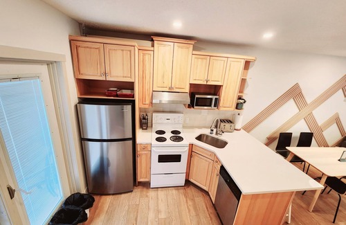 Harvie Heights House | The overlook stay - 2 suites - mountain view - Free parking - 3526