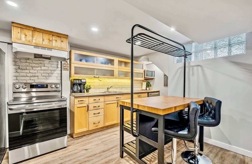 Northwest Calgary House | The Owlet PetsOK NWCalgary QueenBD PrivateSuite