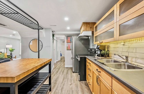 Northwest Calgary House | The Owlet PetsOK NWCalgary QueenBD PrivateSuite