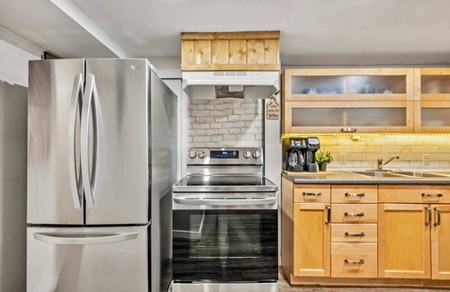 Northwest Calgary House | The Owlet PetsOK NWCalgary QueenBD PrivateSuite