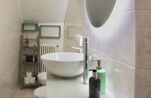 Cima Apartment | The Painter's Nest with Private Lake Garden