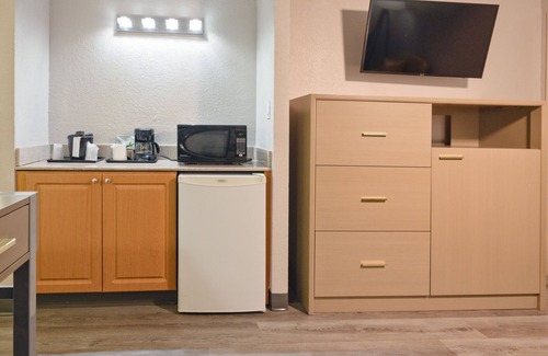 Ludlam Hotel | The Palms Inn & Suites