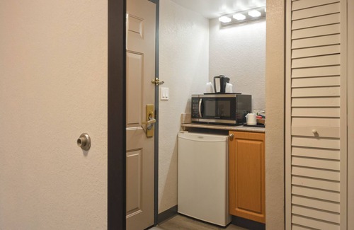 Ludlam Hotel | The Palms Inn & Suites