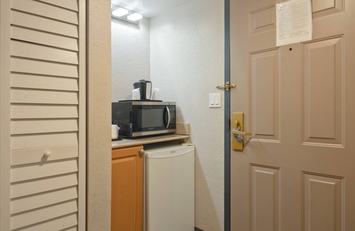 Ludlam Hotel | The Palms Inn & Suites