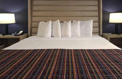 Ludlam Hotel | The Palms Inn & Suites