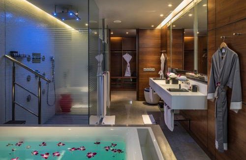 Somajiguda Hotel | The Park Hyderabad, Banjara Hills near Hussain Sagar Lake